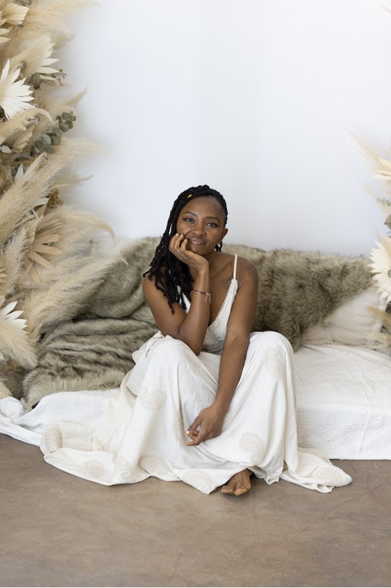 Vestido Largo Fluido Nude con Bordados Paisley