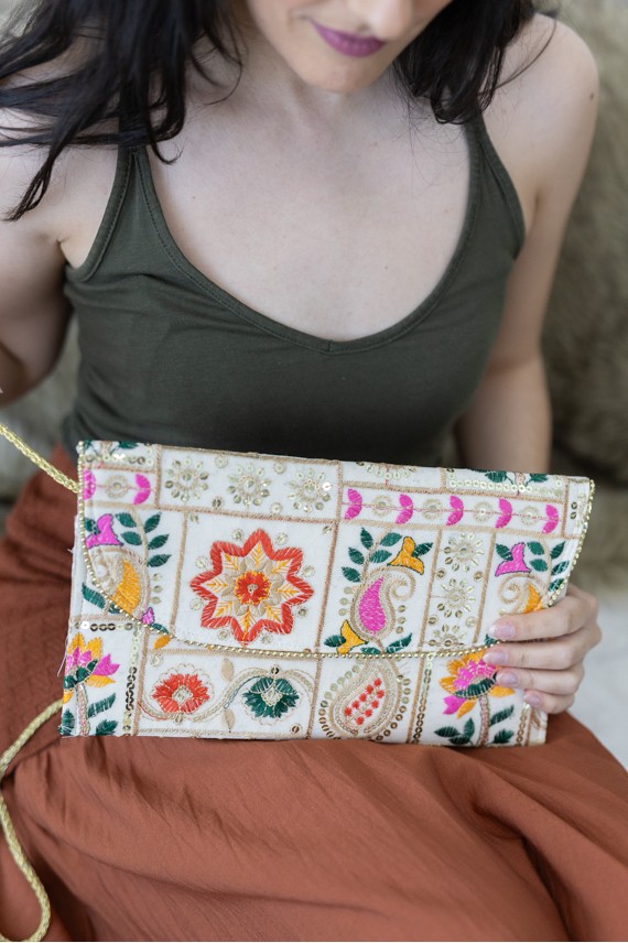 Bolso Clutch Banjara Blanco Bordado Flores Invitada