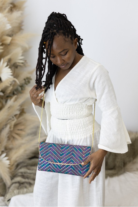 Bolso Clutch InvitadaBordado Geométrico con Asa Dorada