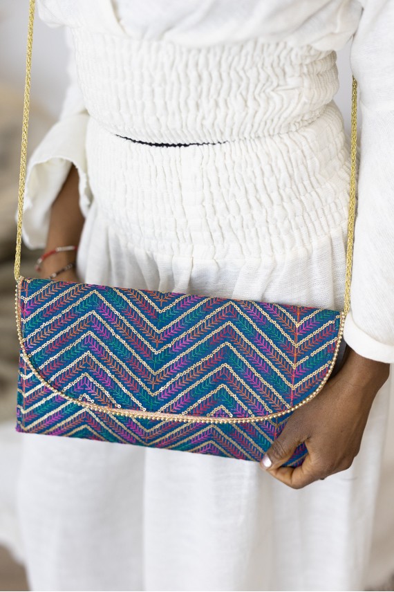 Bolso Clutch InvitadaBordado Geométrico con Asa Dorada
