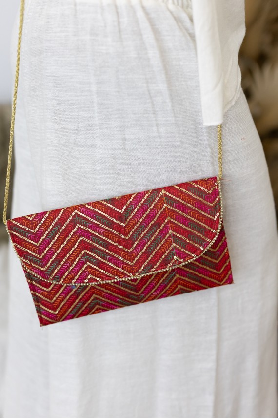 Bolso Clutch InvitadaBordado Geométrico con Asa Dorada