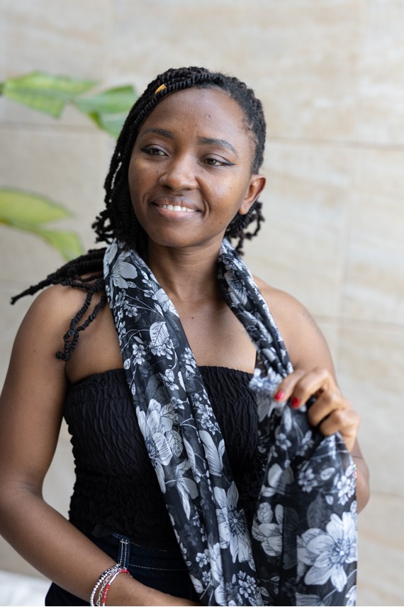 Fular Seda y Viscosa Negro Floral Blanco Roto