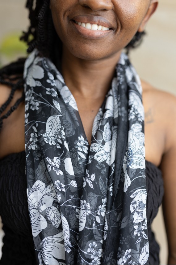 Fular Seda y Viscosa Negro Floral Blanco Roto