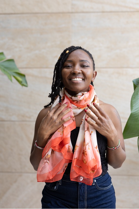 Fular Seda y Viscosa Beige Flor de Almendro Ribete Salmón