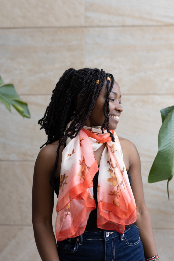 Fular Seda y Viscosa Beige Flor de Almendro Ribete Salmón