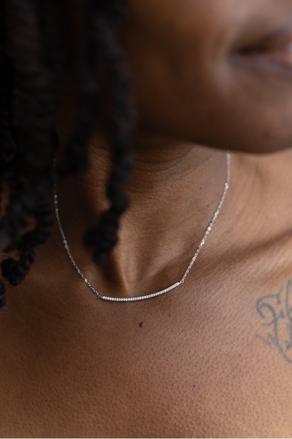 Gargantilla de Plata con Barra Curvada con Circonitas