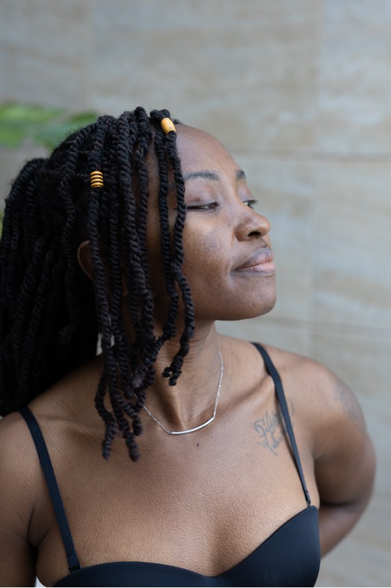 Gargantilla de Plata con Barra Curvada con Circonitas