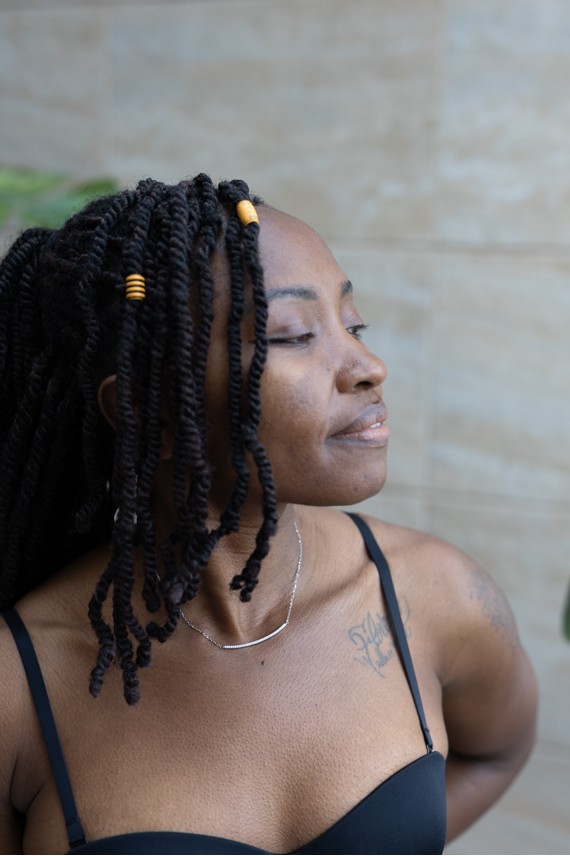 Gargantilla de Plata con Barra Curvada con Circonitas