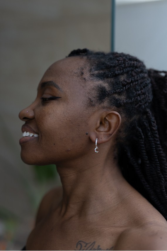 Pendiente Aro Plata de Ley con Luna y Circonitas de Colores