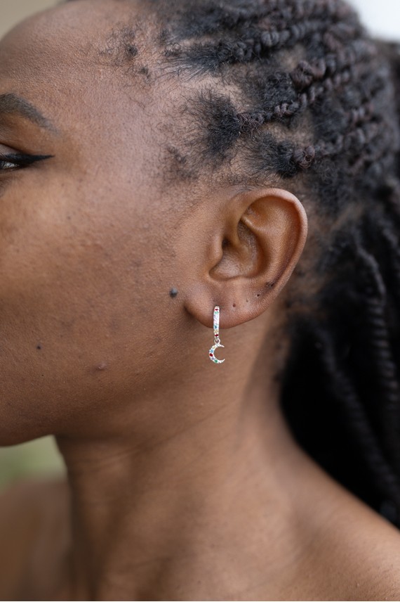 Pendiente Aro Plata de Ley con Luna y Circonitas de Colores