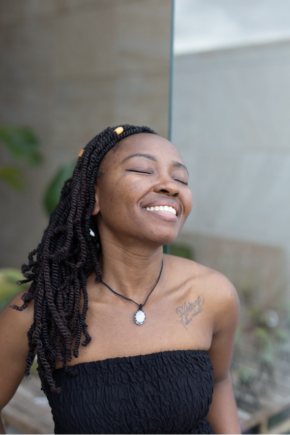 Collar Piedra Luna Ovalada Hilo Encerado Negro