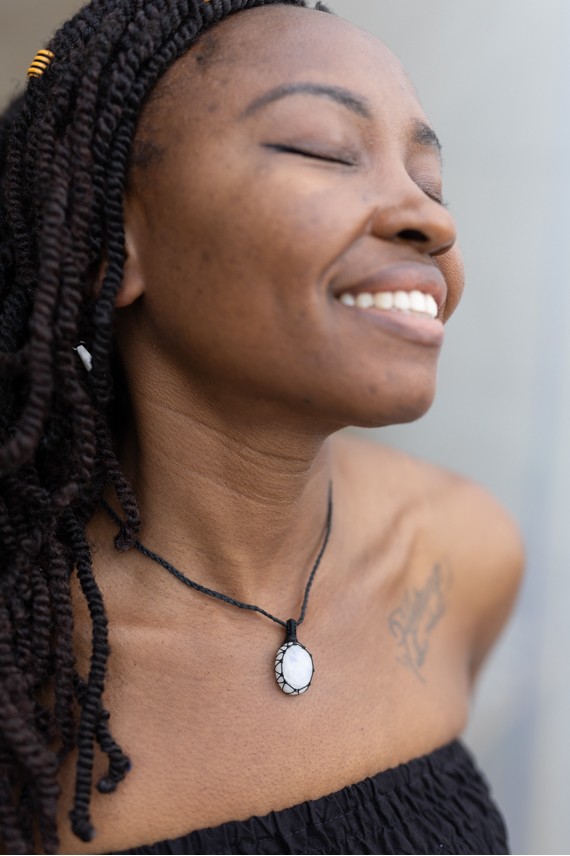 Collar Piedra Luna Ovalada Hilo Encerado Negro