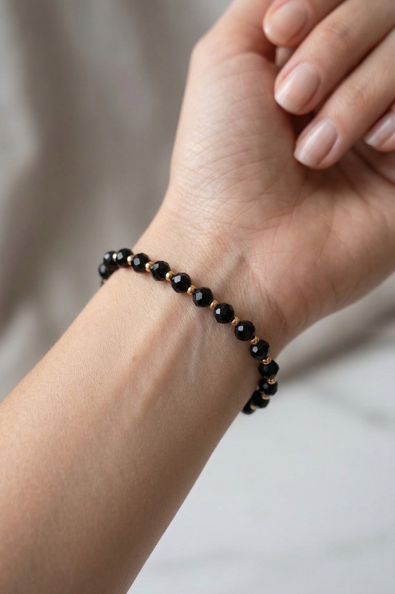 Pulsera Turmalina  Negra y Cuentas Doradas