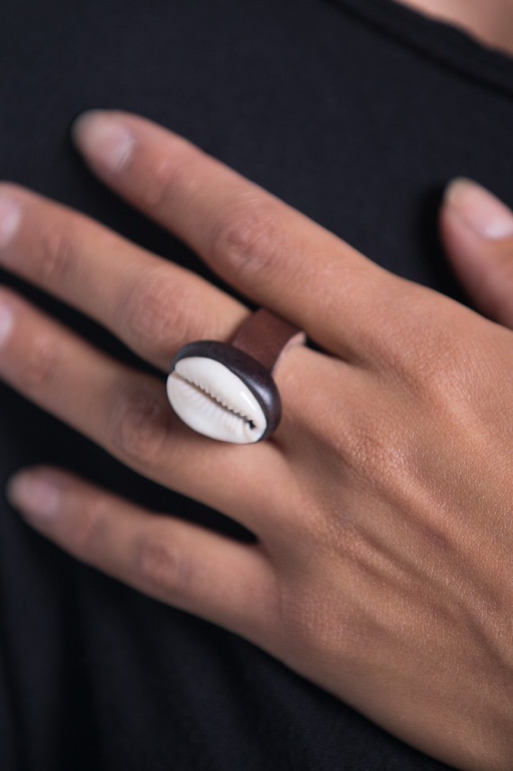 Anillo Cuero Nature Cauri Africana