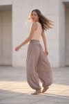 Pantalón balloon fluido de viscosa en beige y blanco, prenda ligera y elegante estilo boho para mujer.