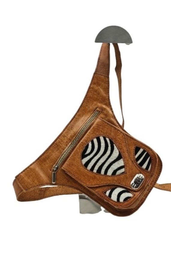 Riñonera Piel Animal Print Cebra Cierre Twist Lock