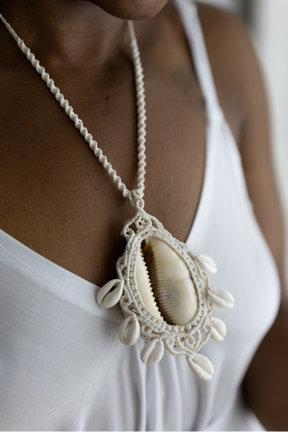 Collar de Macramé con Concha Cauri