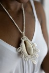 Collar de Macramé con Concha Cauri