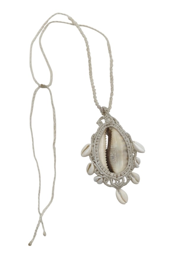 Collar de Macramé con Concha Cauri