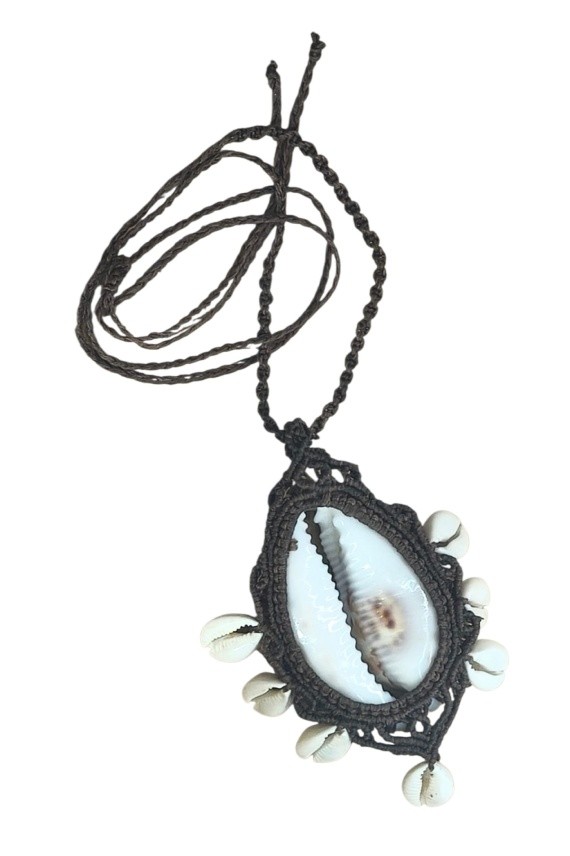 Collar de Macramé con Concha Cauri