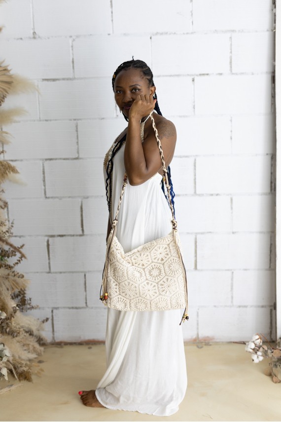Bolso crochet de algodón color crudo con asa trenzada regulable