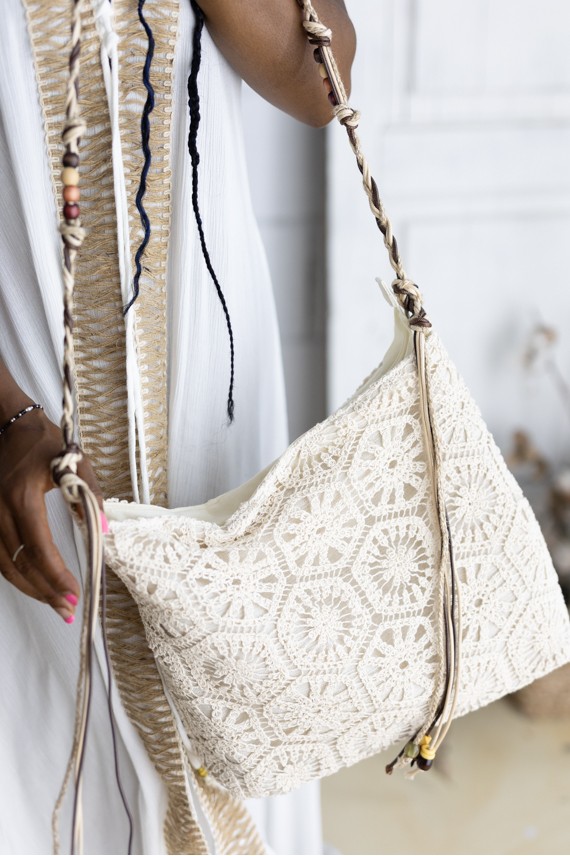 Bolso crochet de algodón color crudo con asa trenzada regulable