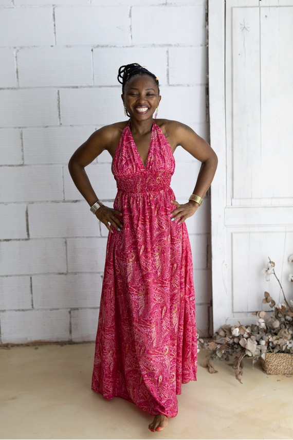 Vestido largo de Art Silk con estampado sari rosa e hilo dorado, escote halter y espalda descubierta