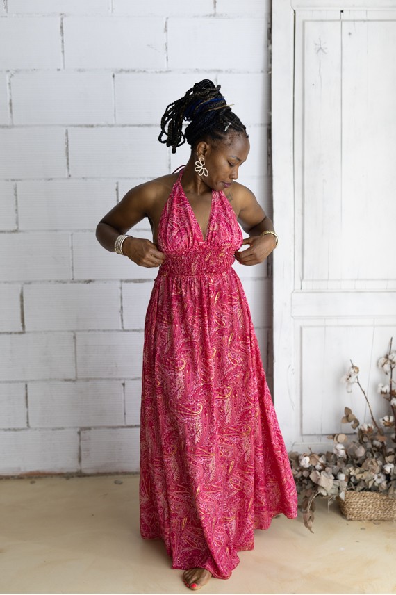 Vestido largo de Art Silk con estampado sari rosa e hilo dorado, escote halter y espalda descubierta