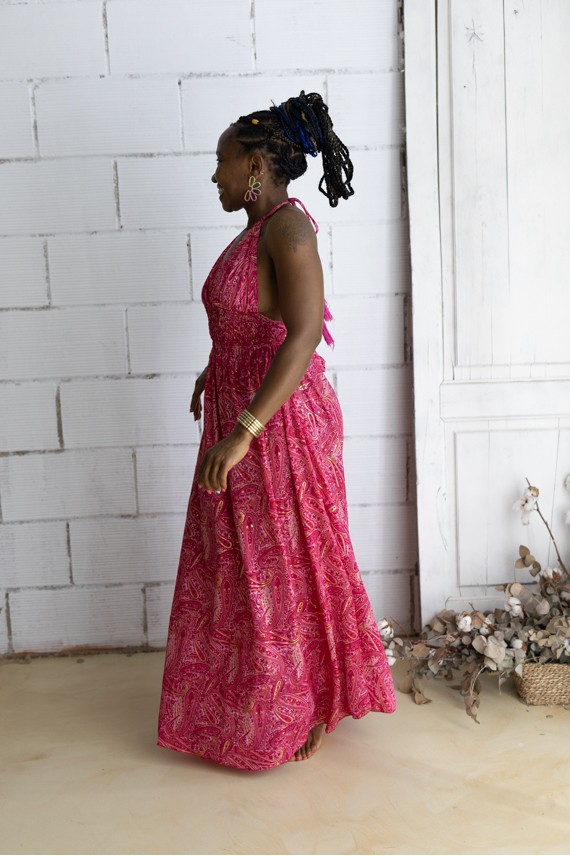 Vestido largo de Art Silk con estampado sari rosa e hilo dorado, escote halter y espalda descubierta