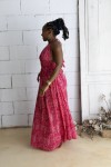 Vestido largo de Art Silk con estampado sari rosa e hilo dorado, escote halter y espalda descubierta