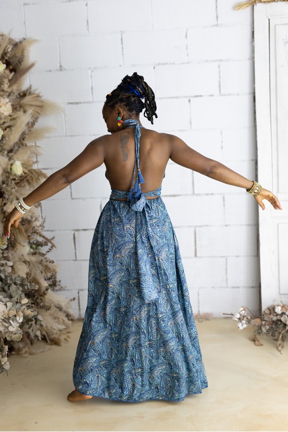 Vestido largo de Art Silk azul con estampado sari e hilo dorado, escote halter y espalda descubierta