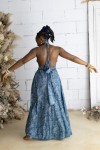 Vestido largo de Art Silk azul con estampado sari e hilo dorado, escote halter y espalda descubierta
