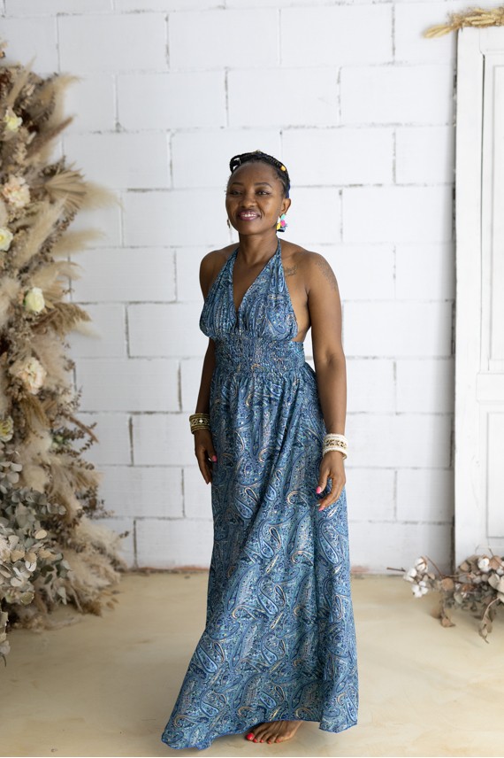 Vestido largo de Art Silk azul con estampado sari e hilo dorado, escote halter y espalda descubierta