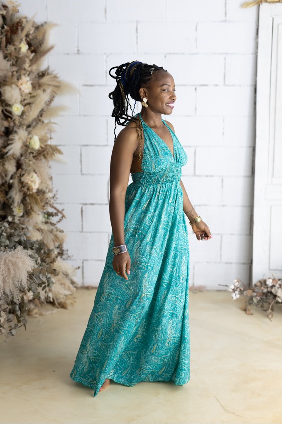 Vestido largo de Art Silk verde esmeralda estampado sari e hilo dorado, escote halter y espalda descubierta