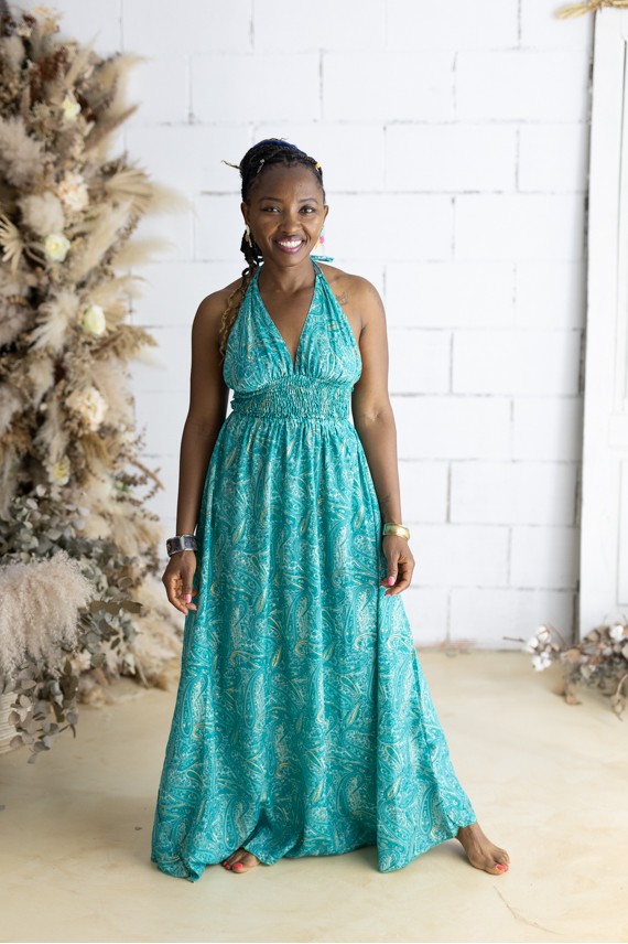 Vestido largo de Art Silk verde esmeralda estampado sari e hilo dorado, escote halter y espalda descubierta