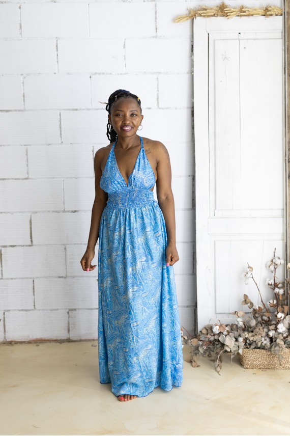 Vestido largo de Art Silk azul turquesa con estampado sari e hilo dorado, escote halter y espalda descubierta
