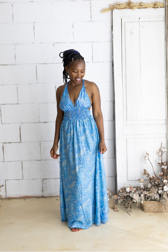 Vestido largo de Art Silk azul turquesa con estampado sari e hilo dorado, escote halter y espalda descubierta