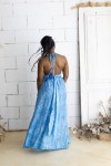 Vestido largo de Art Silk azul turquesa con estampado sari e hilo dorado, escote halter y espalda descubierta