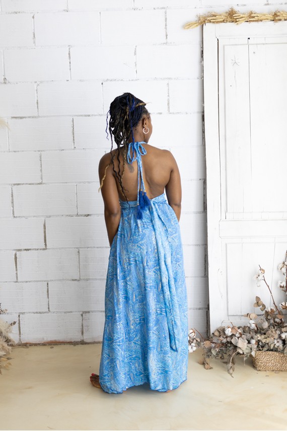 Vestido largo de Art Silk azul turquesa con estampado sari e hilo dorado, escote halter y espalda descubierta