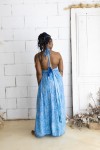 Vestido largo de Art Silk azul turquesa con estampado sari e hilo dorado, escote halter y espalda descubierta