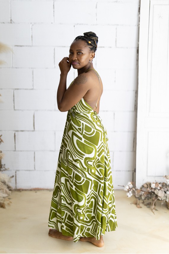 Vestido largo de viscosa 100% con estampado grafiti verde oliva, espalda descubierta y cordón multiposición