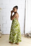 Vestido largo de viscosa 100% con estampado grafiti verde oliva, espalda descubierta y cordón multiposición