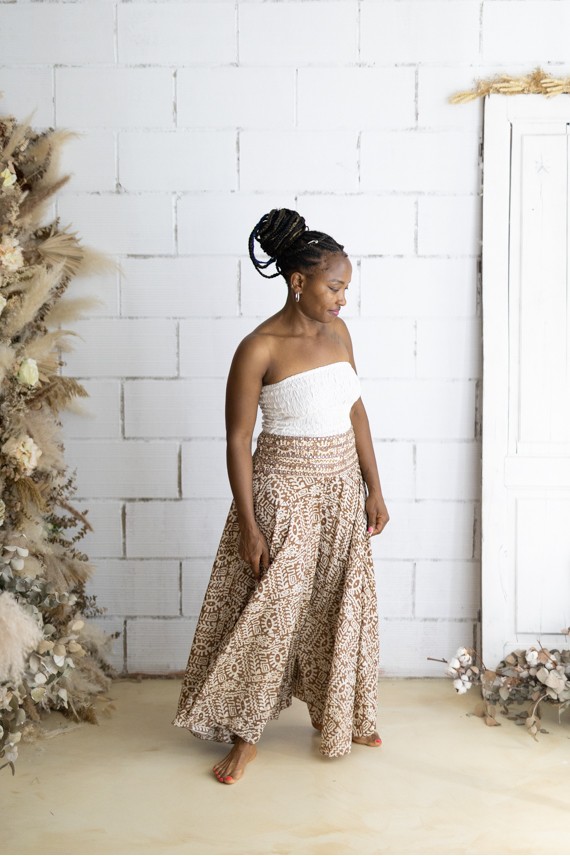 Pantalón palazzo de seda y viscosa con estampado étnico tribal en tonos marrón arena y blanco roto, cintura decorada con espejos