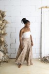Pantalón palazzo de seda y viscosa con estampado étnico tribal en tonos marrón arena y blanco roto, cintura decorada con espejos