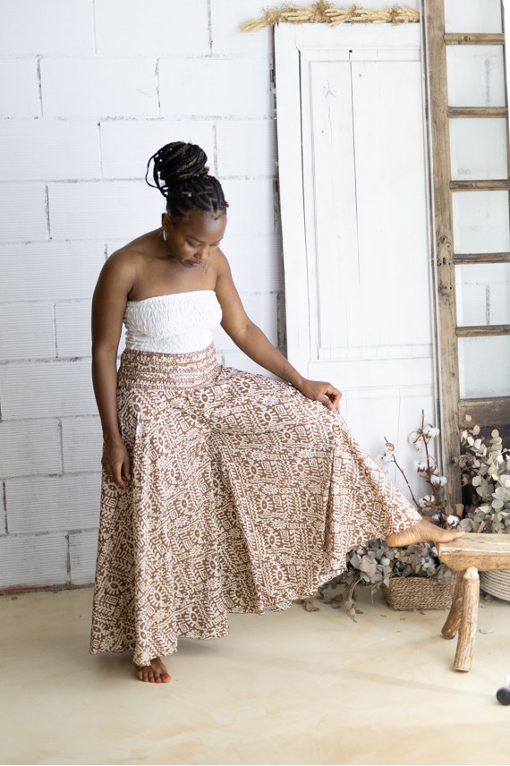 Pantalón palazzo de seda y viscosa con estampado étnico tribal en tonos marrón arena y blanco roto, cintura decorada con espejos