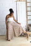 Pantalón palazzo de seda y viscosa con estampado étnico tribal en tonos marrón arena y blanco roto, cintura decorada con espejos