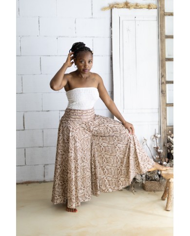 Pantalón palazzo de seda y viscosa con estampado étnico tribal en tonos marrón arena y blanco roto, cintura decorada con espejos