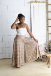 Pantalón palazzo de seda y viscosa con estampado étnico tribal en tonos marrón arena y blanco roto, cintura decorada con espejos