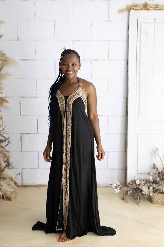 Vestido largo de bambula negro con espalda descubierta y estilo boho artesanal Samarkanda.