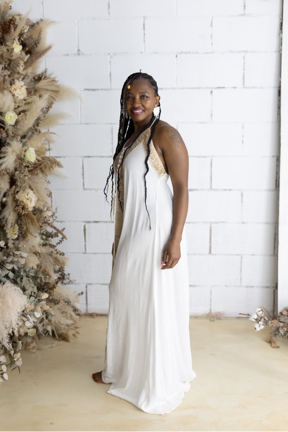 Vestido largo de bambula blanco con espalda descubierta y estilo boho artesanal Samarkanda.